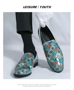 Detailansicht der spitzen Herren-Loafer mit traditionellen chinesischen Fächermustern
