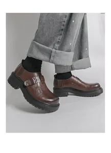 Seitenansicht brauner Vintage-Leder-Loafer mit Schnalle und dicker schwarzer Sohle für Herren