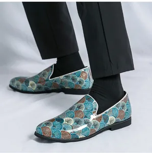 Detailansicht der spitzen Herren-Loafer mit blauem Muschelmuster und glänzendem Finish