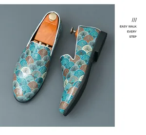 Elegante Herren-Loafer mit blauem Fächermuster und spitzer Kappe für formelle Anlässe.