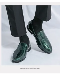 Nahaufnahme grüner Lackleder-Loafer mit Marmorierung, getragen zu schwarzer Hose