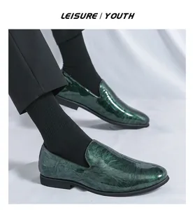 Detail der grün marmorierten Leder-Loafer für Herren mit elegantem spitzen Design