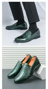 Detailansicht des glänzenden grünen Marmormusters auf diesen spitzen Herren-Leder-Loafers.
