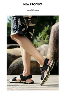 Seitenansicht schwarzer Herren-Trekkingsandalen mit Klettverschluss auf Holzsteg