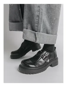 Detail-Nahaufnahme von schwarzen Vintage-Leder-Monkschuhen für Herren mit dicker Sohle