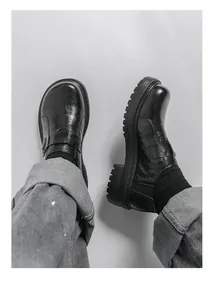Detailansicht der schwarzen Herren-Loafer mit Retro-Schnalle und dicker Plateausohle.
