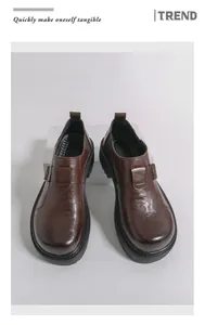 Draufsicht auf braune Retro-Leder-Loafer für Herren mit schickem Schnallenriemen