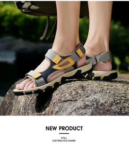 Nahaufnahme von atmungsaktiven Herren-Trekkingsandalen mit Klettverschluss auf einem Fels