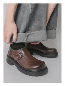 Detailansicht der braunen Vintage-Monkstrap-Lederloafers für Herren mit dicker Sohle.