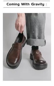 Klassische braune Leder-Loafer für Herren mit dicker Sohle und Schnallenverzierung