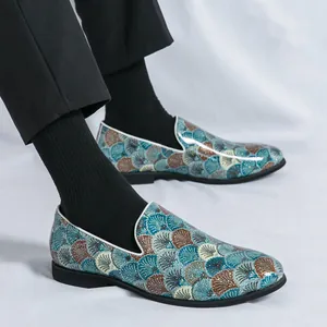 Herren-Loafer mit blau-braunem Fächermuster für formelle geschäftliche Anlässe.