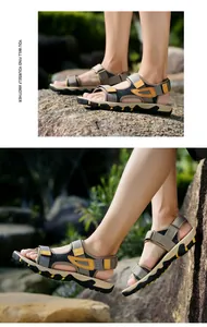 Detailansicht der atmungsaktiven Outdoor-Sandalen für Herren mit Klettverschluss auf Felsen.