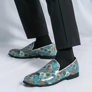 Elegante Herren-Loafers mit buntem Muschelmuster und glänzendem Finish für formelle Anlässe.