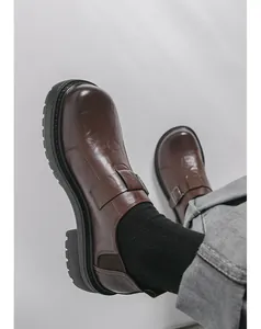 Detailansicht der braunen Retro-Monk-Loafer mit dicken schwarzen Sohlen und Schnalle.