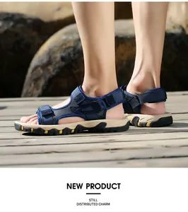 Detailansicht atmungsaktiver Herren-Sportsandalen mit verstellbarem Klettverschluss.
