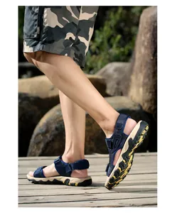 Herren Outdoor Sandalen in Dunkelblau mit robuster Profilsohle auf Holzsteg.