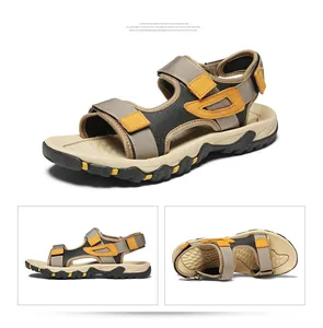 Verschiedene Winkel von atmungsaktiven Herren-Wandersandalen mit Klettverschluss.