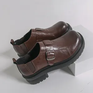 Vintage braune Leder-Loafer für Herren mit eleganter Schnalle und dicker Sohle