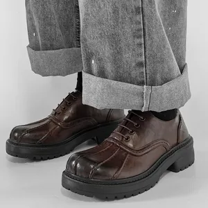 Vintage dunkelbraune Herrenschuhe aus Leder mit dicken Sohlen und klassischer Schnürung