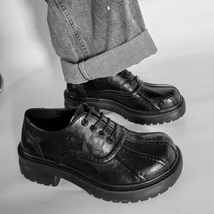Retro-Loafer für Herren aus schwarzem Leder mit dicker Sohle und Steppnähten an der Spitze.