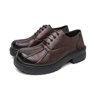 Klassische dunkelbraune Herren-Business-Schuhe mit dicker Plateausohle und Schnürung