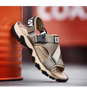Detailansicht khakifarbener Herren-Outdoor-Sandalen mit Klettverschluss und Profilsohle