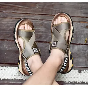 Draufsicht auf Outdoor-Strandsandalen für Herren mit verstellbaren Riemen auf Holzboden