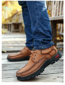 Detailansicht brauner Herren-Outdoor-Wanderschuhe aus echtem Leder auf einem Holzdeck