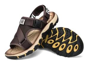 Detailansicht der rutschfesten Sohle und braunen Riemen von Herren-Sandalen.