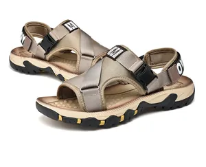 Detailansicht der atmungsaktiven Herren-Wandersandalen mit robusten Außensohlen und Schnallen