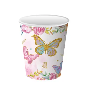 Vue détaillée d'un gobelet en papier avec motif de papillon pour fête à thème thé