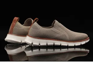 Detailaufnahme der khakifarbenen Fly-Knit-Sneaker mit weißer gezackter Sohle