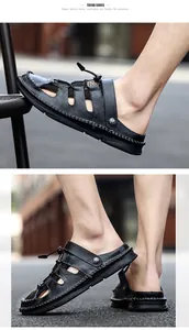 Detailopname van zwarte leren herensandalen met dichte neus en handstiksels