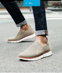 Detailansicht der atmungsaktiven Khaki-Flyknit-Sneaker für Herren, modische Slipper
