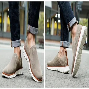 Nahaufnahme der atmungsaktiven beigen Fly-Knit-Struktur bei Herren-Slip-On-Sneakern