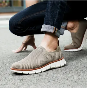 Atmungsaktive Herren-Sneaker aus Flyknit in Beige, bequeme Outdoor-Freizeitschuhe.