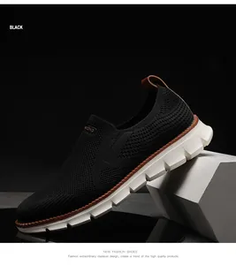 Detaillierte Nahaufnahme atmungsaktiver schwarzer Fly-Knit Herren-Sneaker mit weißer Sohle