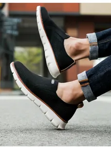 Detailaufnahme von schwarzen, atmungsaktiven Fly-Knit-Herren-Sneakern für den Sommer