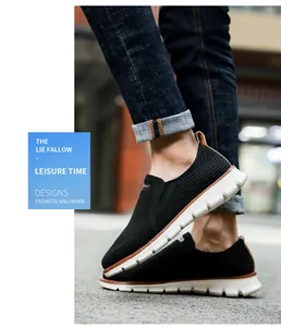 Nahaufnahme der atmungsaktiven schwarzen Fly-Knit-Herrenschuhe im urbanen Stil