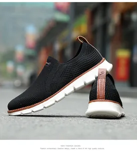 Detailaufnahme schwarzer Herren-Sneaker aus Mesh mit weißer Sohle und brauner Lasche