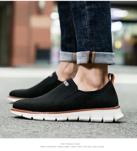 Detailansicht von schwarzen, atmungsaktiven Herren-Flyknit-Sneakern auf Stadtpflaster