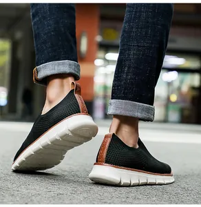 Rückansicht schwarzer atmungsaktiver Fly-Knit Herren-Laufschuhe mit weißen Sohlen
