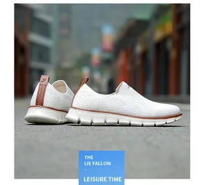 Detailansicht der atmungsaktiven Fly-Woven-Mesh-Struktur weißer Herren-Sneaker mit braunem Besatz