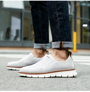 Detailansicht der weißen, atmungsaktiven Fly-Knit-Mesh-Slip-on-Sportschuhe für Herren