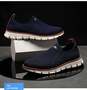 Detaillierte Seitenansicht von dunkelblauen, atmungsaktiven Flyknit-Slip-On-Herrenschuhen.