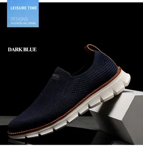 Seitenansicht des atmungsaktiven dunkelblauen Flyknit-Mesh-Sneakers mit weißer Sohle