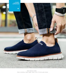 Nahaufnahme von atmungsaktiven marineblauen Fly-Knit-Sneakern an einem männlichen Modell.