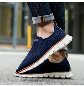 Nahaufnahme von atmungsaktiven marineblauen Fly-Knit-Herrenschuhen für die Freizeit