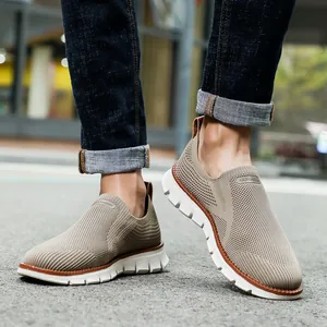 Atmungsaktive Herren Laufschuhe aus Khaki-Flyknit mit stylischer weißer Sohle