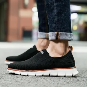 Atmungsaktive Herren-Sneaker aus schwarzem Flyknit mit weißer Sohle im britischen Stil.